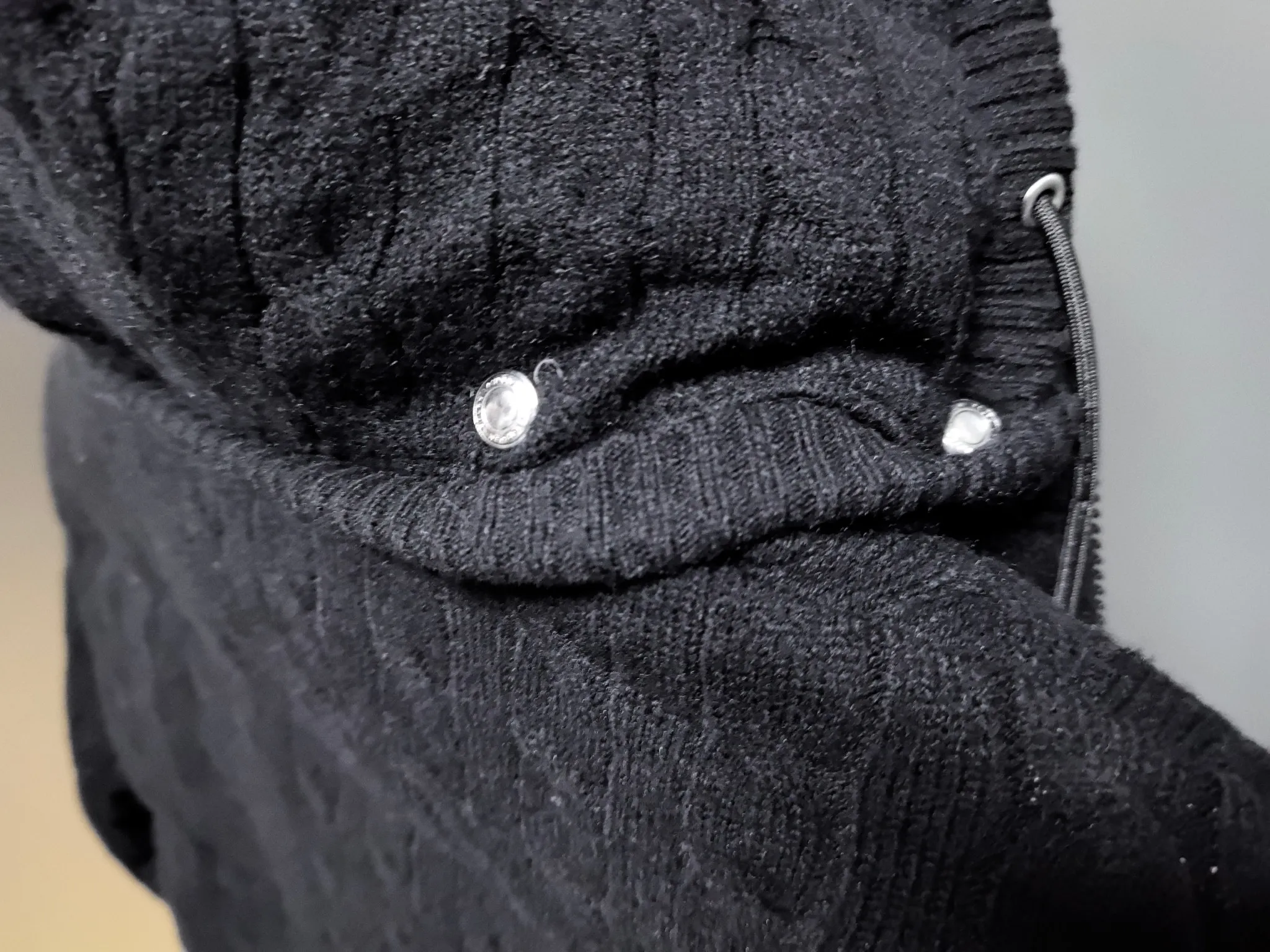 P980 Women's model The warmth of winter is within reach. 🧵 Combining classic cable knitting with warm down, Polo Ralph Lauren’s texture choice. ·: Warm winter colors, the answer to classic and style. ❄️ · Needless to say, the texture speaks for itself. Polo Ralph Lauren cable down jacket defines winter style. Color Black Khaki Size s m L xL